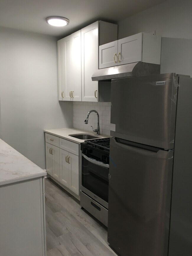 Kitchen - 320 Rochelle Ave