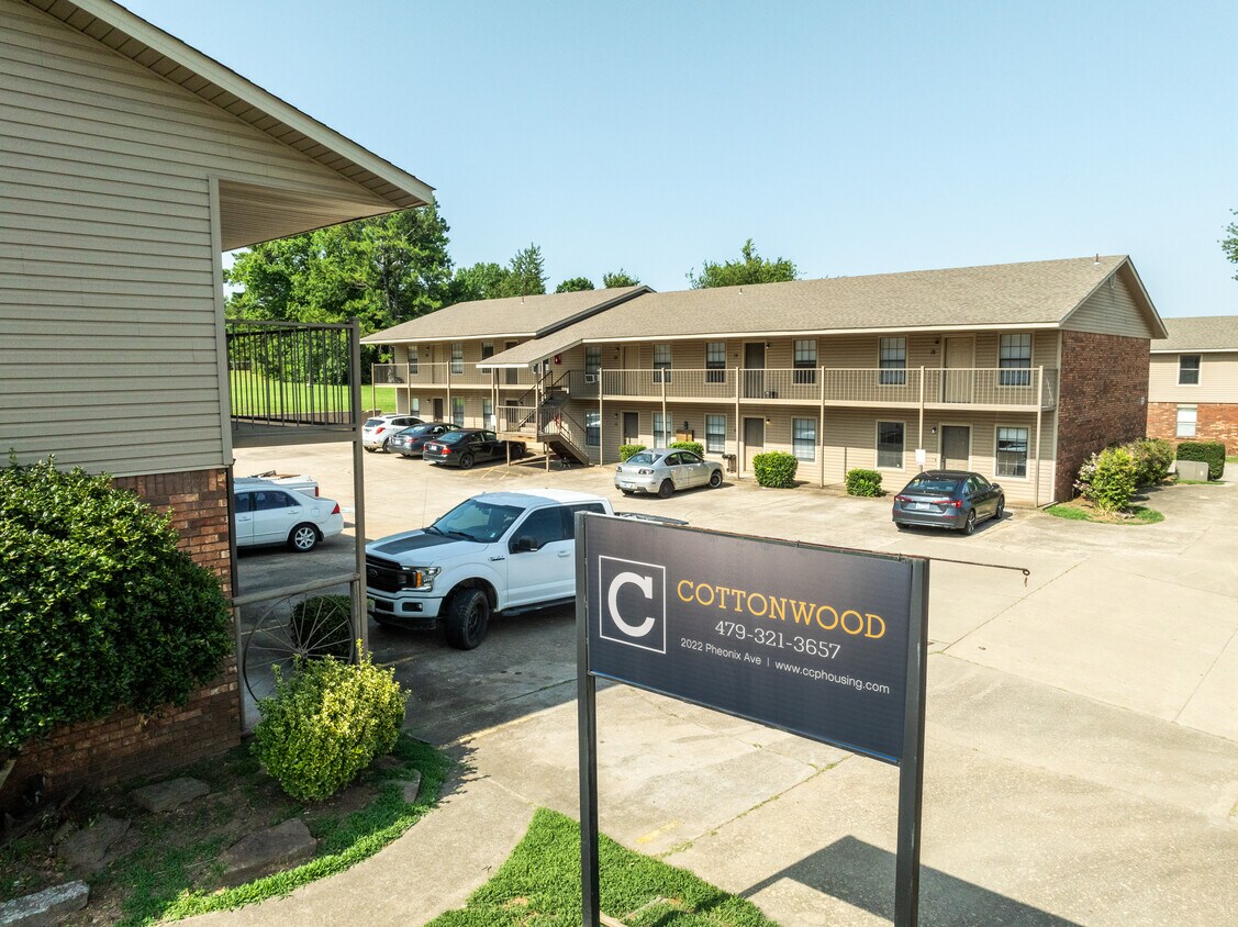 Foto principal - The Cottonwood: 1 & 2 Bedroom Apartments