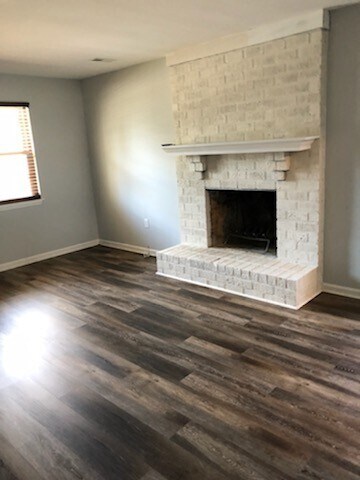 Foto del edificio - Forest Hills Completely Remodeled Duplex