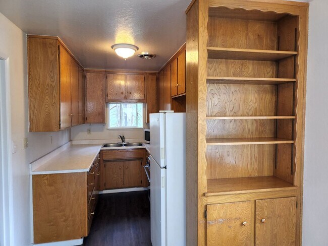 Building Photo - Racetrack 2