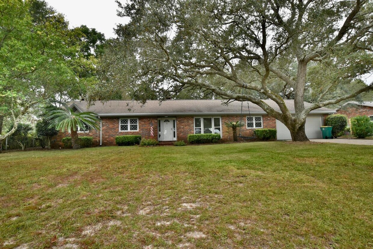 22 Country Club Rd, Shalimar, FL 32579 House Rental in Shalimar, FL