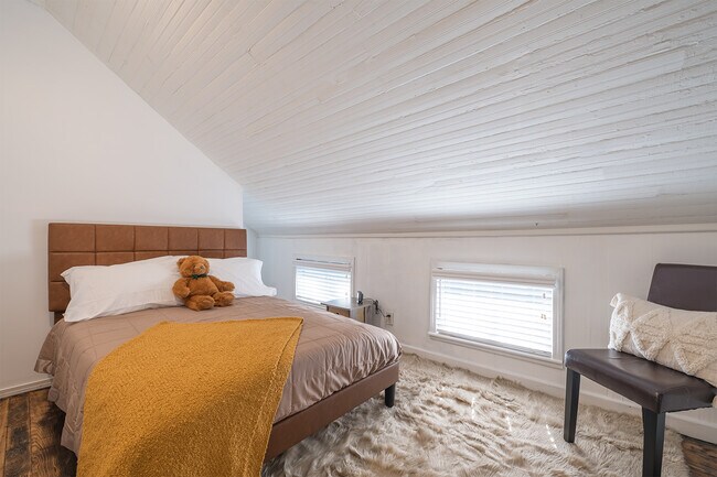 Habitación de invitados de lujo de tamaño completo con puerta corrediza estilo granero. - 607 Gaskill St SE