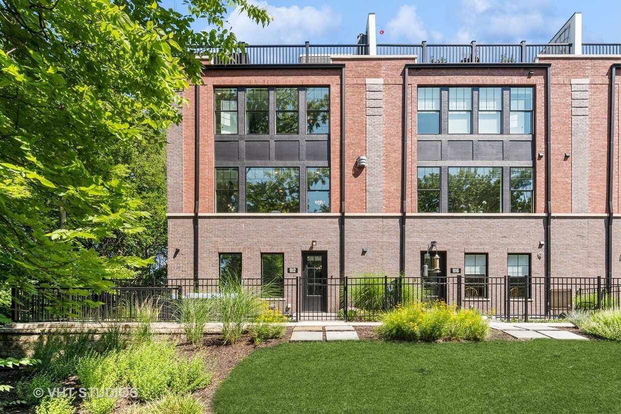 Primary Photo - 912 E Chicago Ave