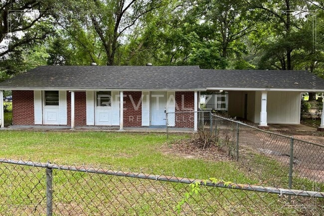 Building Photo - 3 Bedroom/1 Bathroom Home in West Mobile!