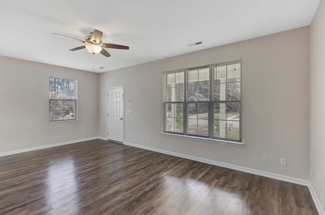Building Photo - "Move-in ready 3-bed home with pond views ...