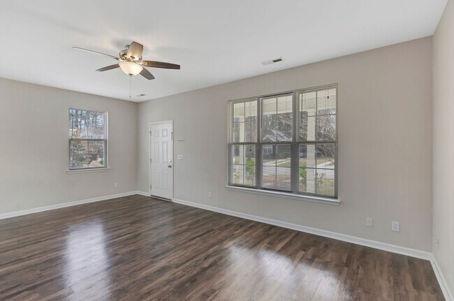 Foto del edificio - "Move-in ready 3-bed home with pond views ...