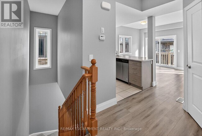 Photo du bâtiment - 77 Diana Ave