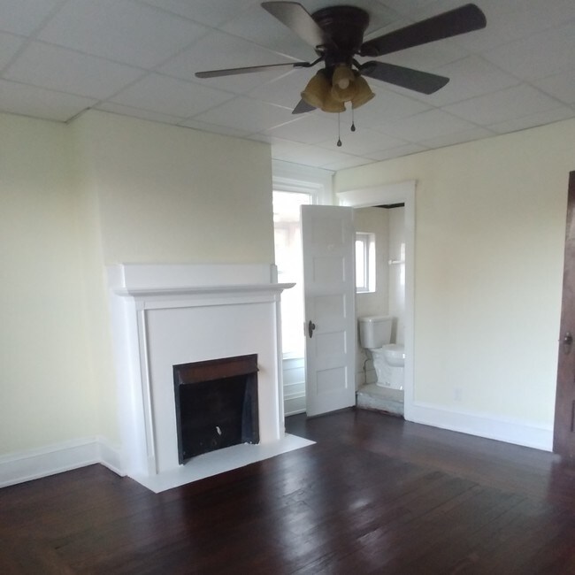 Bedroom with Half bath - 1321 Quarrier St