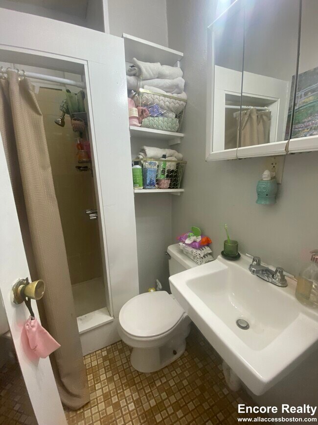 47 Anderson St Unit 4, Boston, MA 02114 Condo for Rent in Boston, MA