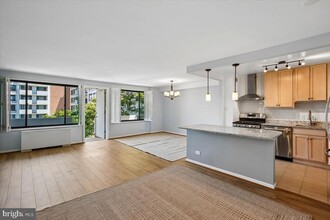 Building Photo - 4501 Arlington Blvd