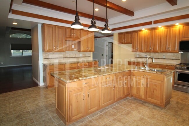 Building Photo - Spacious 3-Bed, 3-Bath Home Near Table Roc...