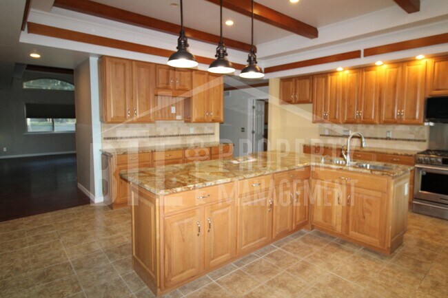 Foto del edificio - Spacious 3-Bed, 3-Bath Home Near Table Roc...