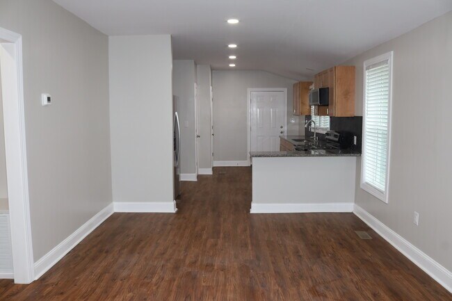 Sala de estar con vista a la cocina - 109 Wright Ter