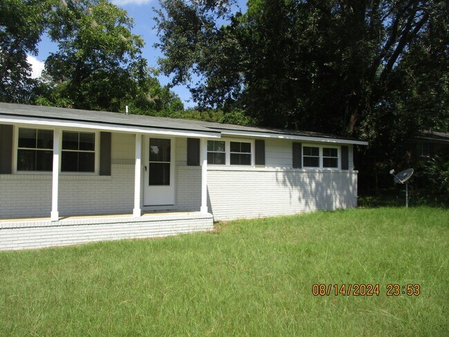 Foto del edificio - 525 Sportsman Club Rd
