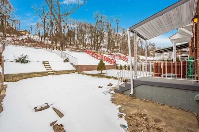 Building Photo - AVAILABLE MAY 1ST! UPDATED THROUGHOUT! 3-bedroom in Beechview!