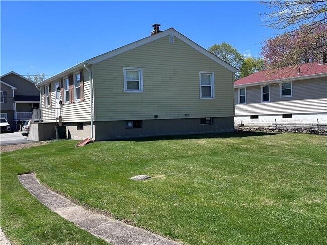 Foto del edificio - 9 Custer Ave