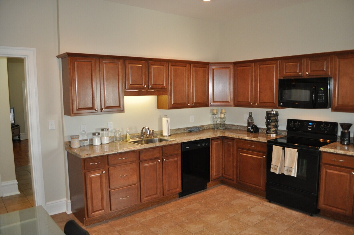 Kitchen, large eaten in, with ambiant natural lights - 4732 Liberty Ave