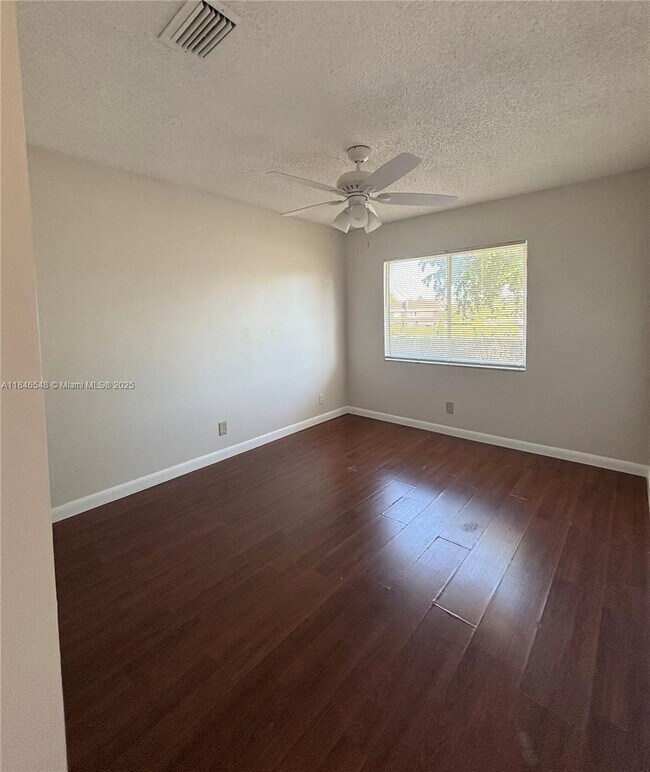 Foto del edificio - 1399 Sussex Dr