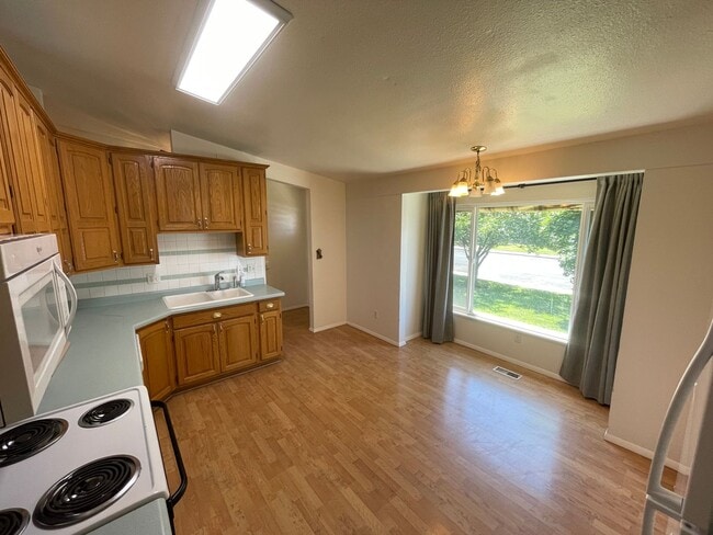 Building Photo - Great 5 Bed/3 Bath home in Orem
