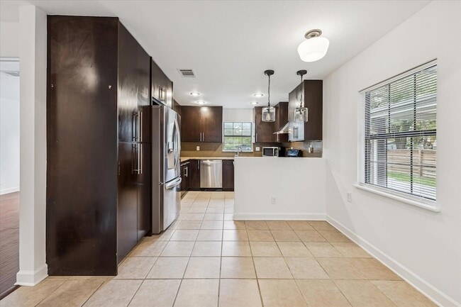 Building Photo - 3104 Fontana Dr