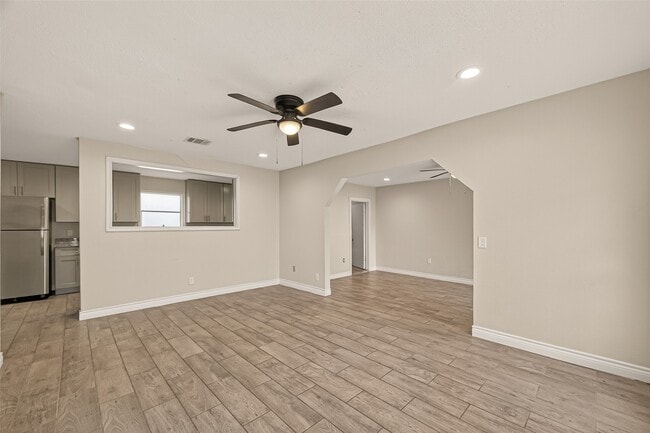 Building Photo - 3214 Longwood Dr