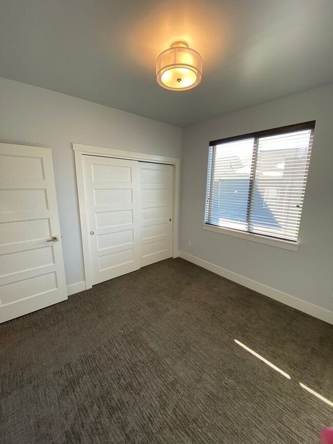 Building Photo - Riviera Place Home (APP#188)