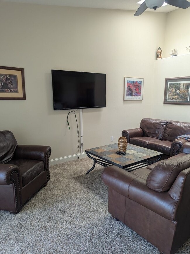 Foto del edificio - Furnished 3-Bedroom Townhome with Stunning...