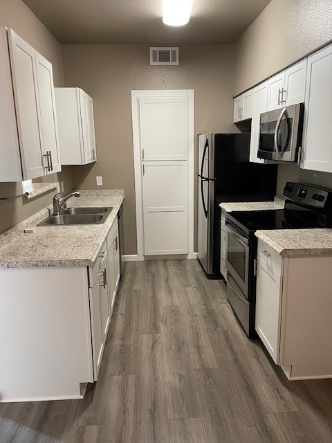 Foto principal - 6850 Sharlands Ave