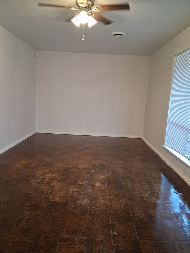 Building Photo - 3207 Longwood Dr