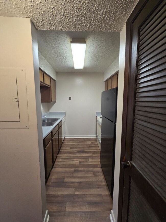 Building Photo - 1 Bedroom, 1.5 Bath Townhouse