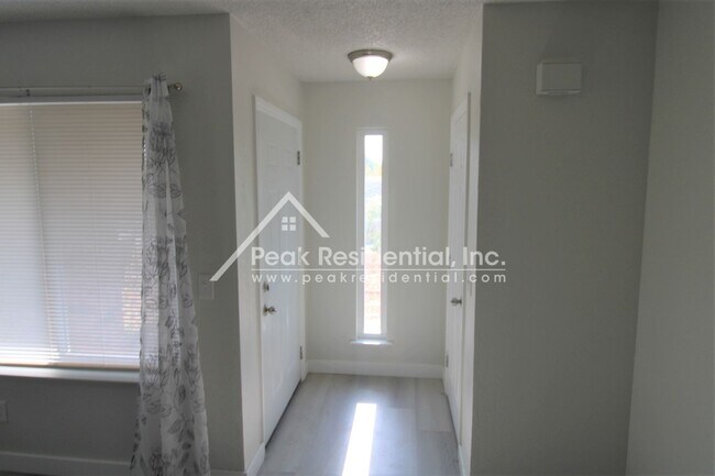 Foto del edificio - Spacious Updated 3bd/2ba Duplex with Garage