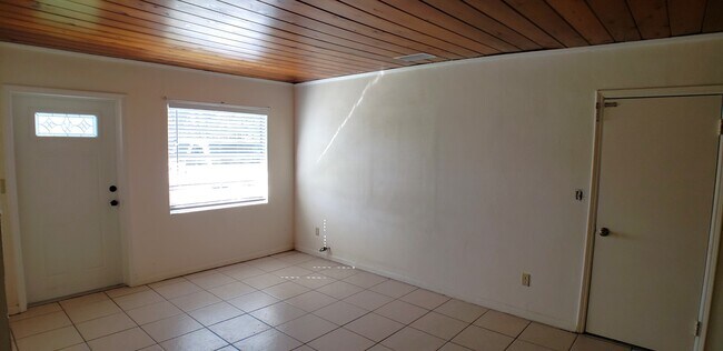 Foto del edificio - 1620 Palm Ridge Rd