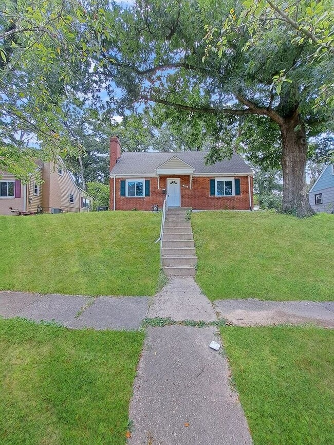 Building Photo - Mid-Century Modern SFH 3-Level, All Utilit...