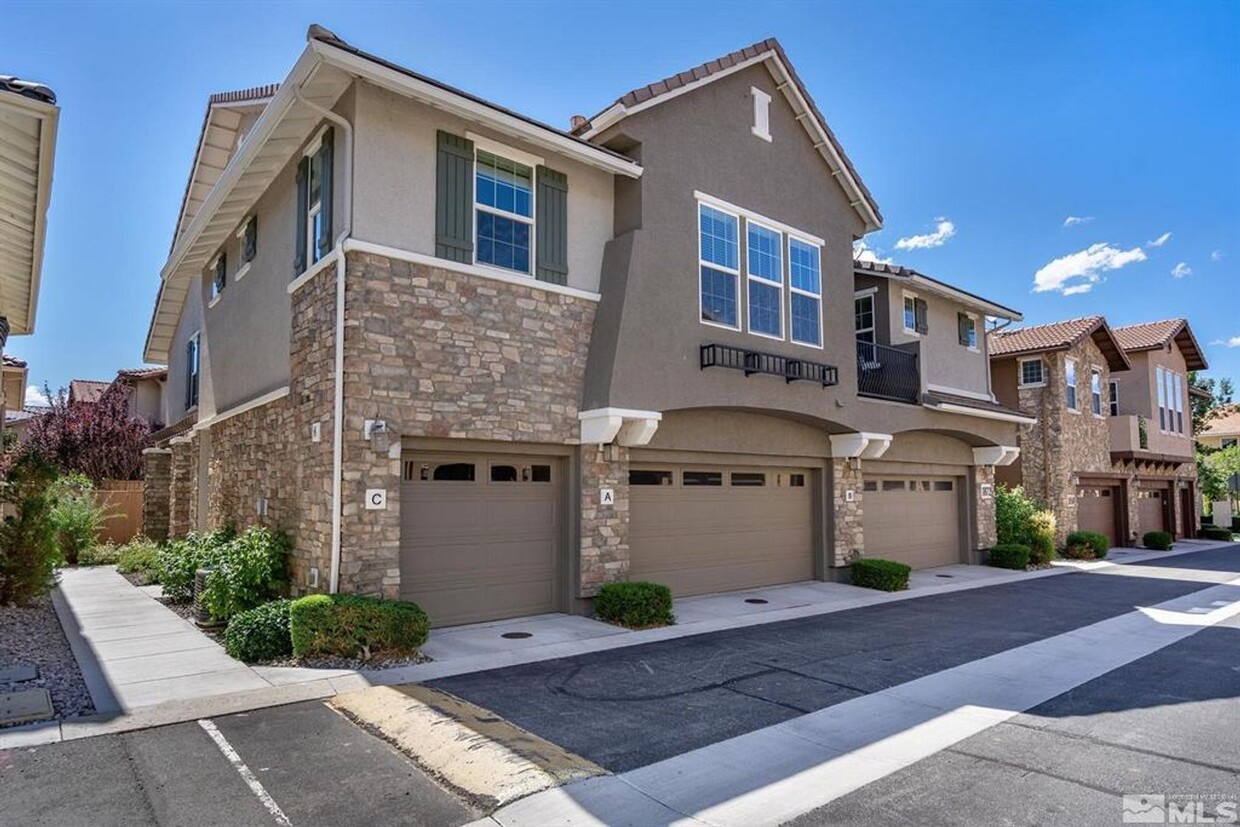 Foto principal - 2 Bed 2 Bath Damonte Ranch Townhome