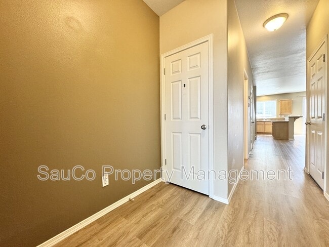 Building Photo - 4572 SE Olivewood St