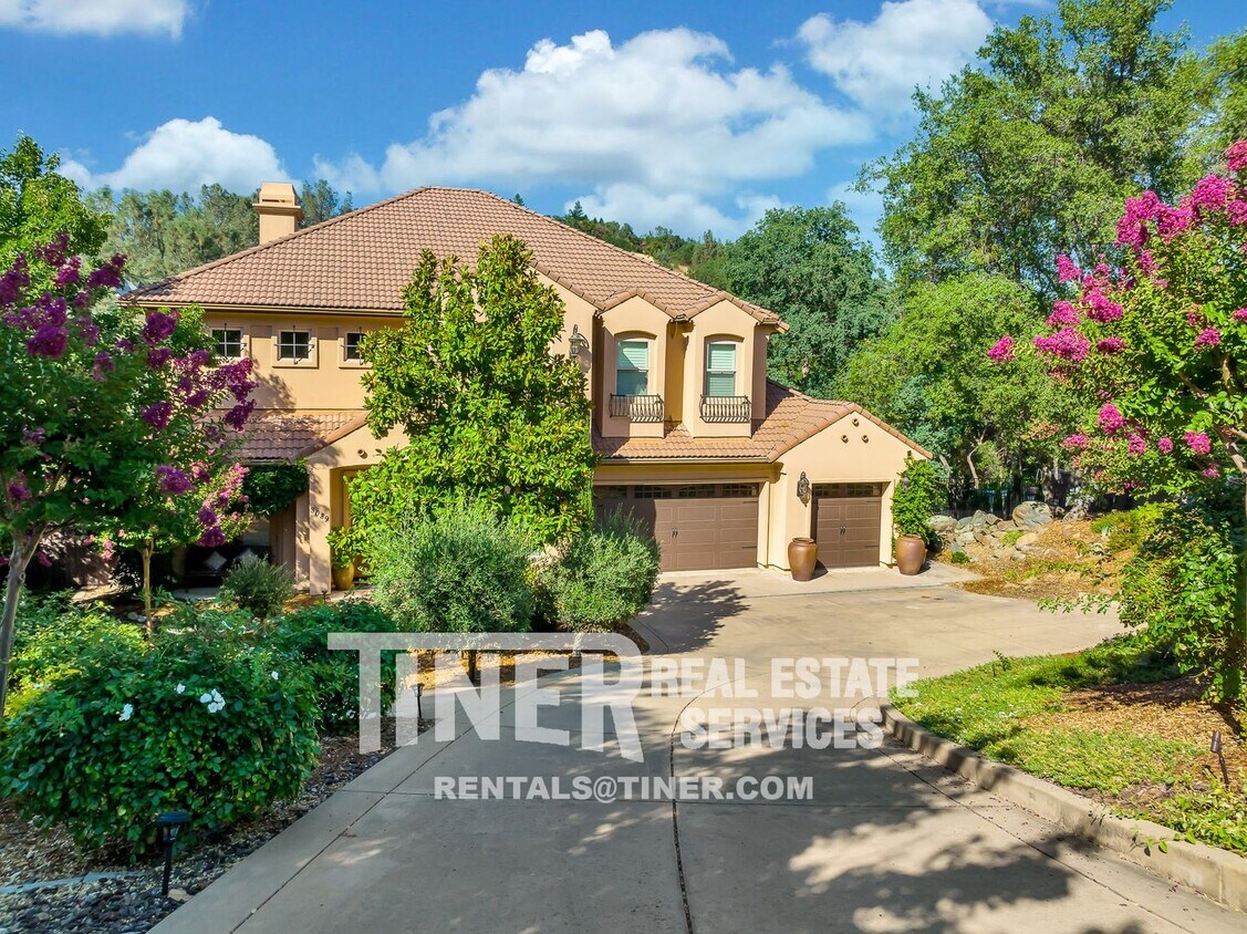 Primary Photo - Stunning 4 bedroom, 3.5 bathroom home in E...