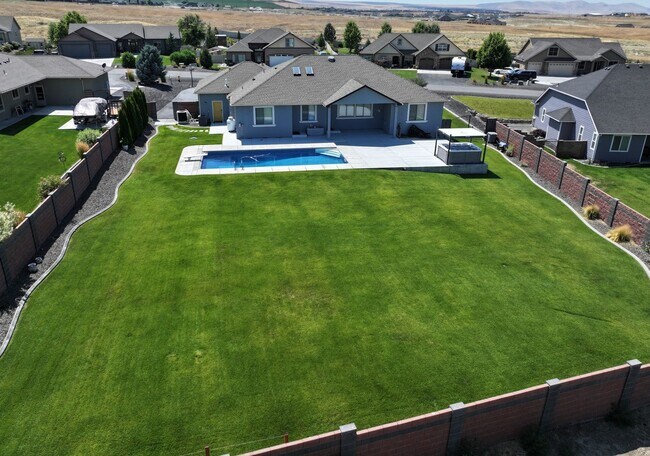 Building Photo - Luxurious 4-Bed Richland Home with Pool, H...
