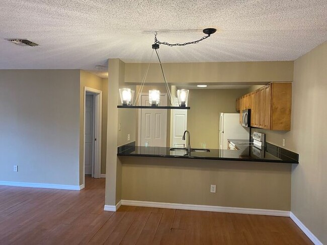 Building Photo - MUST SEE! Great 2/2 Condo in Oxford Square...