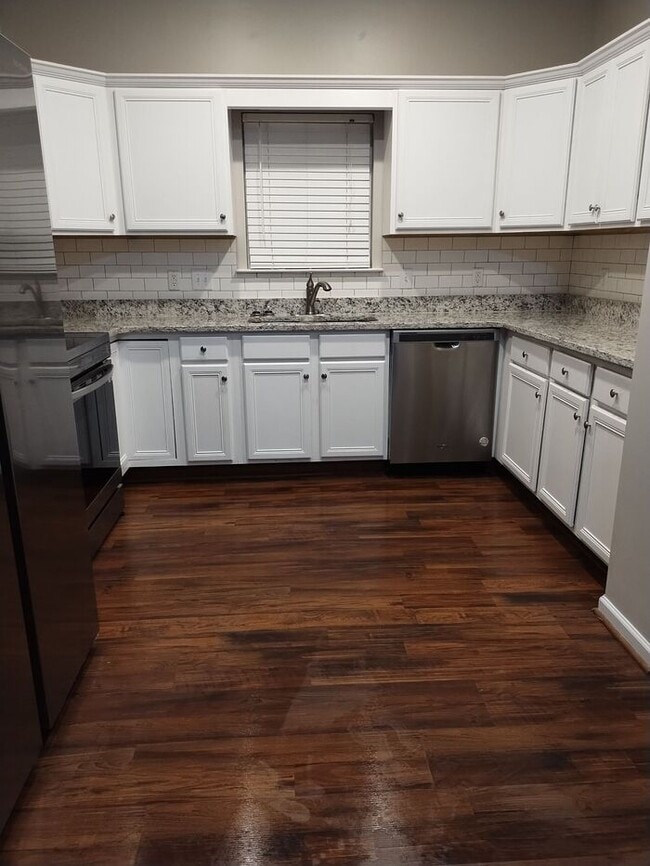 Building Photo - SELF TOUR NOW! - 5443 Azalea Trace, Trussv...