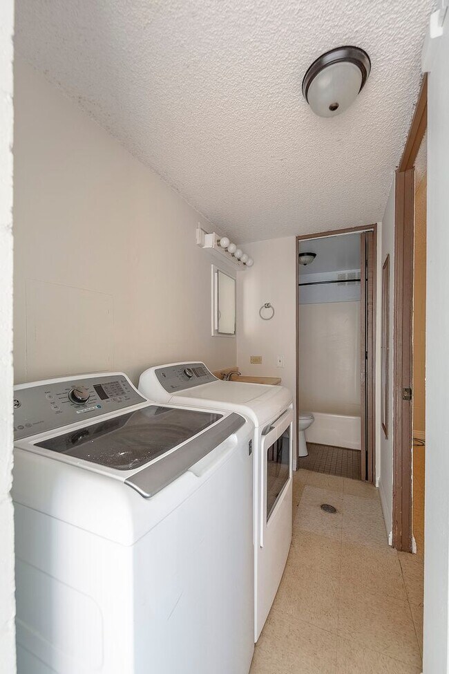 Foto del edificio - SPACIOUS GROUND FLOOR condo w/ 1/1/1pkg co...
