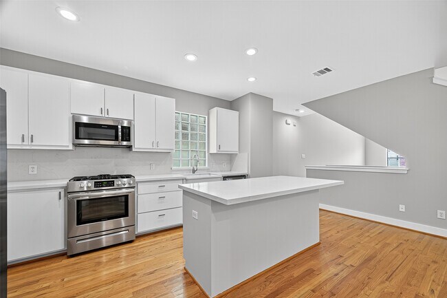 Foto del edificio - 2705 Rutland St