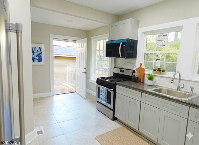 Building Photo - 32 Elmwood Ave