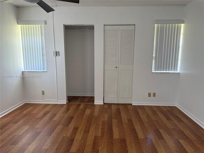 Foto del edificio - 9906 Twin Lakes Dr