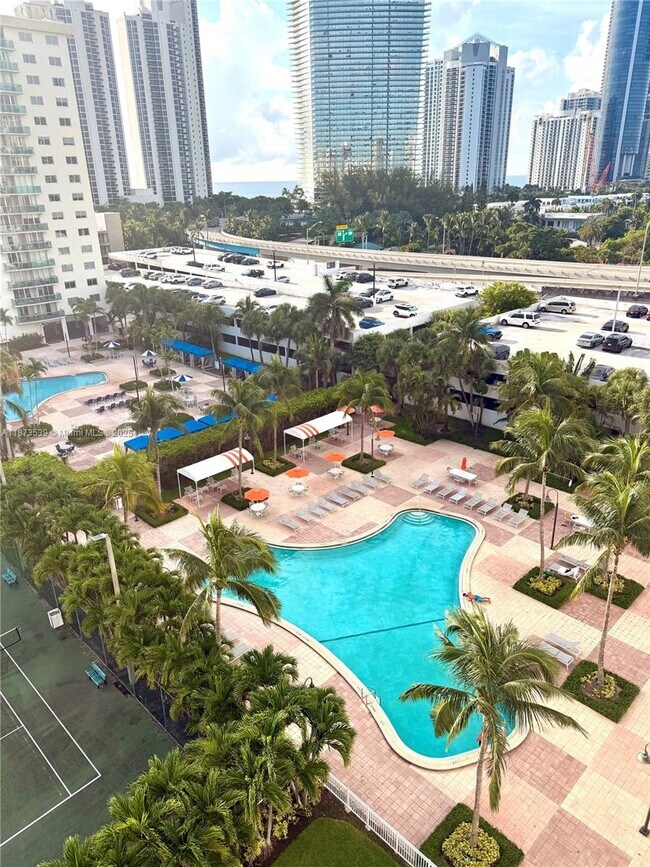 Foto del edificio - 19380 Collins Ave