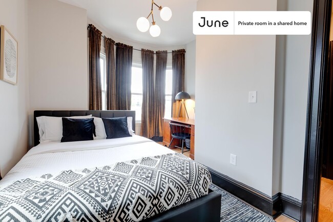 Building Photo - Private bedroom in 4 bed/1.5 bath Home