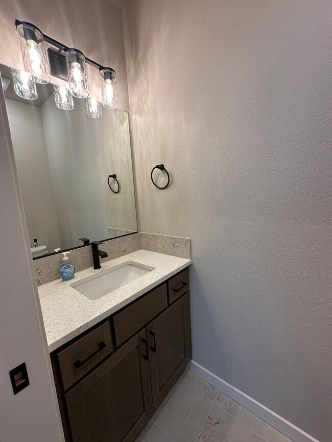 Foto del edificio - 1417 W Lakeside Dr