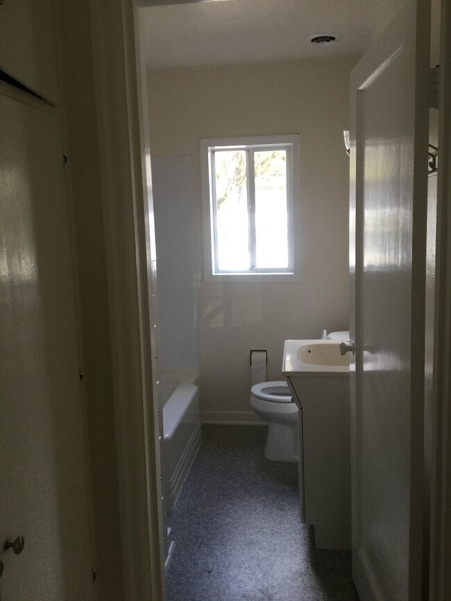 Baño reformado con ducha/bañera. - 1008 E 2nd St