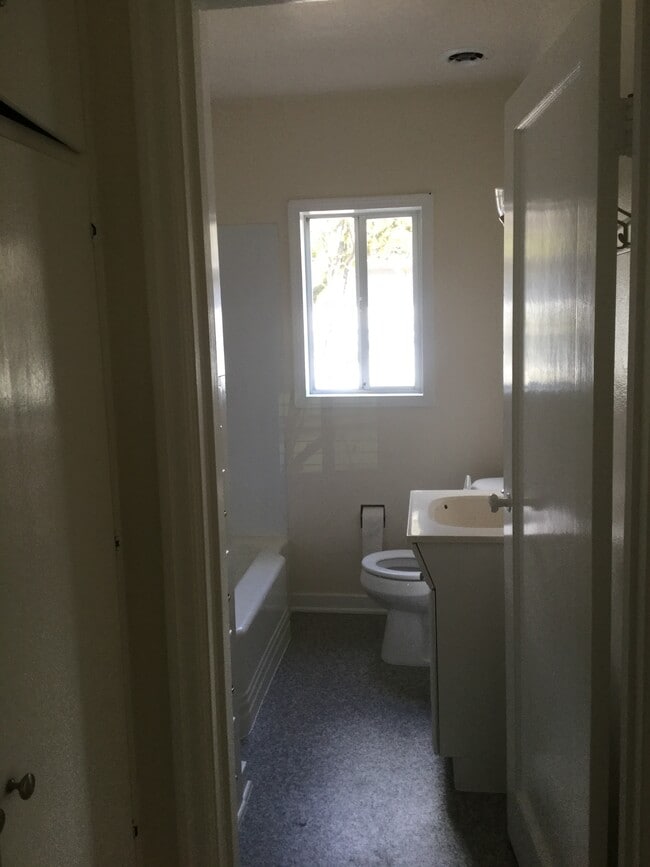 Updated bathroom with shower/bath tub - 1008 E 2nd St
