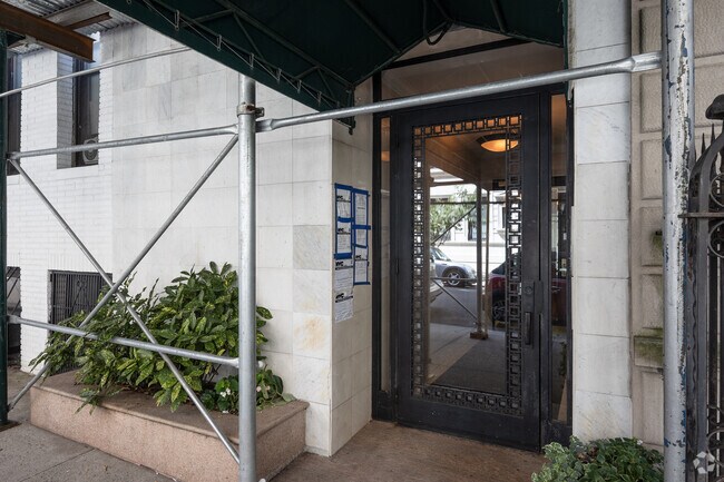 Entrada - 1350 Madison Ave