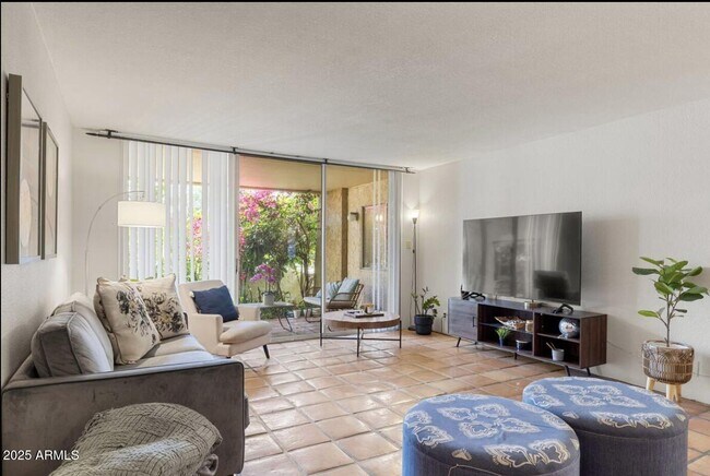 Foto del edificio - 7625 E Camelback Rd